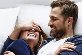 Ein Mann mit einer abakteriellen Form der Prostatitis profitiert von intimer Intimität mit einer Frau